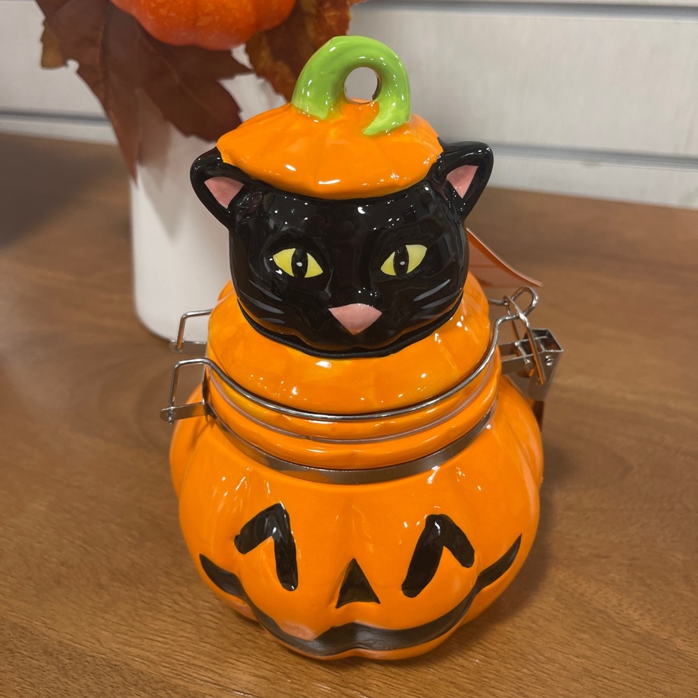 Halloween Cat in Pumpkin Jack o’lantern 🐈‍⬛🎃Hand painted Canister with Lid NWT